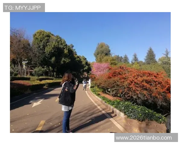 哈兰德分享休闲时光高尔夫球场上尽显运动魅力 哈兰德分享休闲时光高尔夫球场上尽显运动魅力